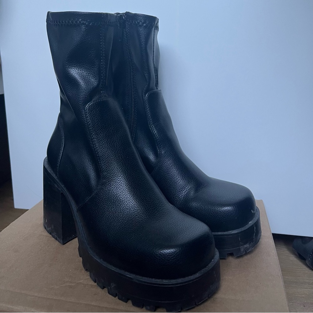 Black Mid-Heeled Sock Boots